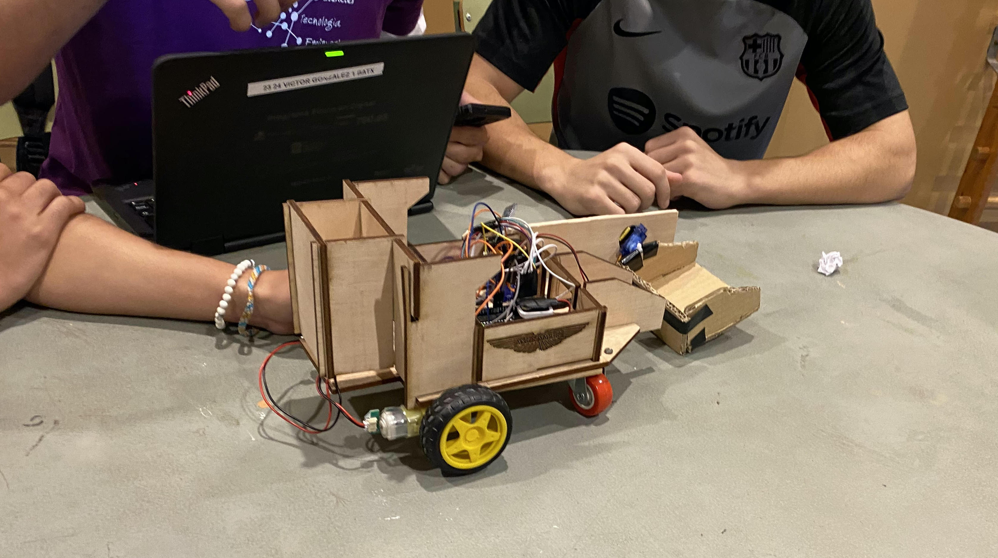 Alumnes mostrant el seu robot