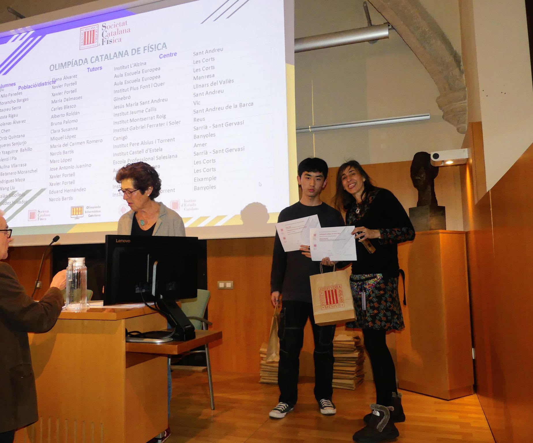 Yikai Qiu i la seva tutora Vanessa Llobet a l&rsquo;acte de lliurament de premis per part de la Societat Catalana de F&iacute;sica.