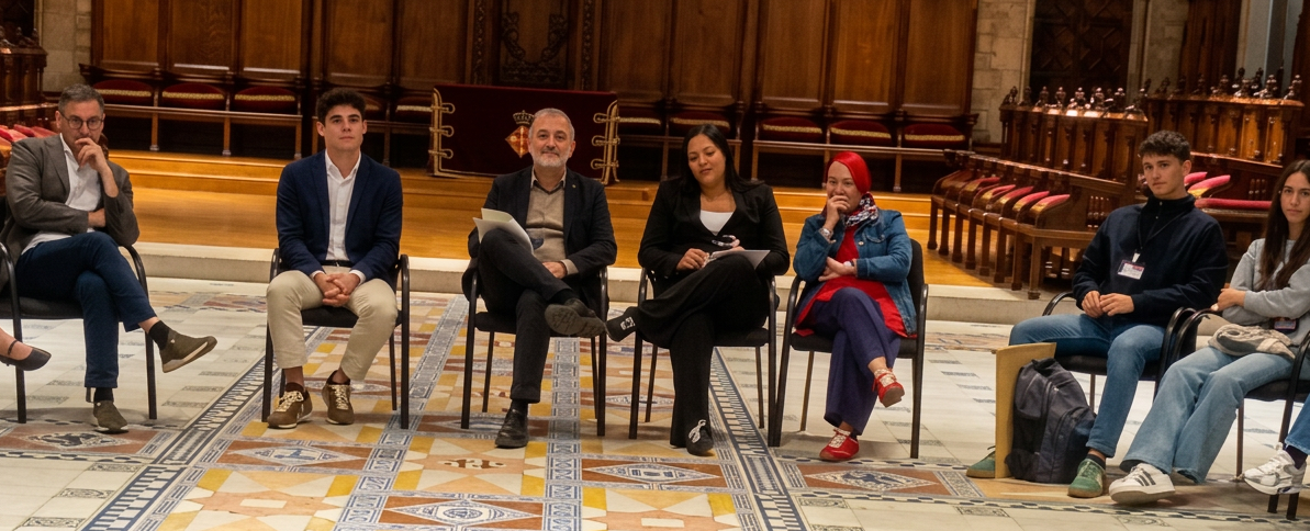 Jaume Collboni, tercer per l'esquerra, envoltat d'alguns dels seus regidors, alumnes i integrants de Junior Report